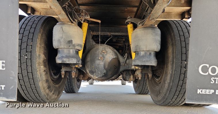 image for item MW9662 2005 Peterbilt 335  flatbed truck