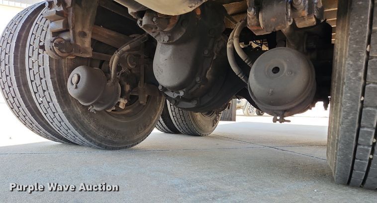 image for item MW9662 2005 Peterbilt 335  flatbed truck