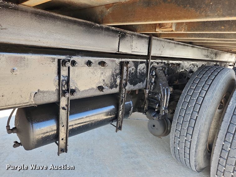 image for item MW9662 2005 Peterbilt 335  flatbed truck