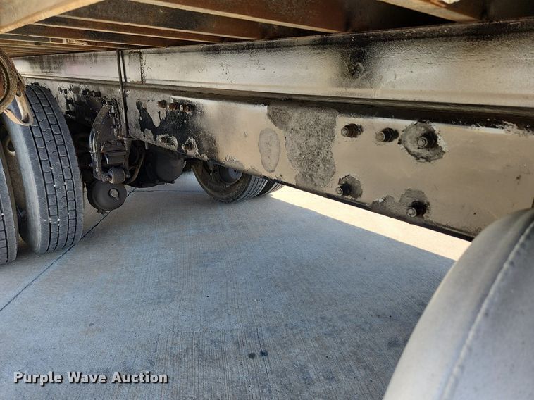 image for item MW9662 2005 Peterbilt 335  flatbed truck