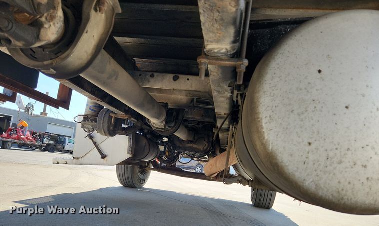 image for item MW9662 2005 Peterbilt 335  flatbed truck