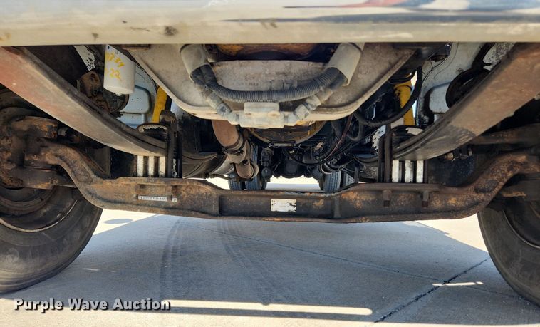 image for item MW9662 2005 Peterbilt 335  flatbed truck