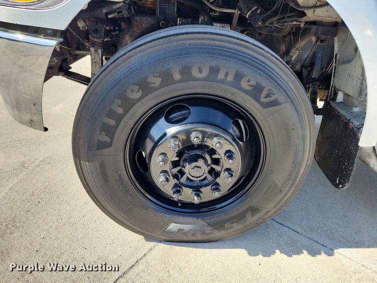 image for item MW9662 2005 Peterbilt 335  flatbed truck