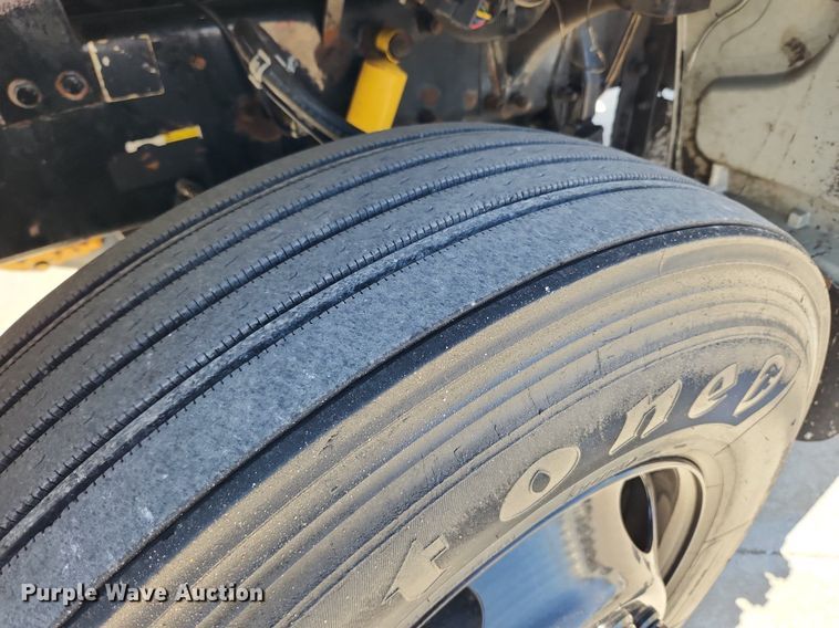 image for item MW9662 2005 Peterbilt 335  flatbed truck