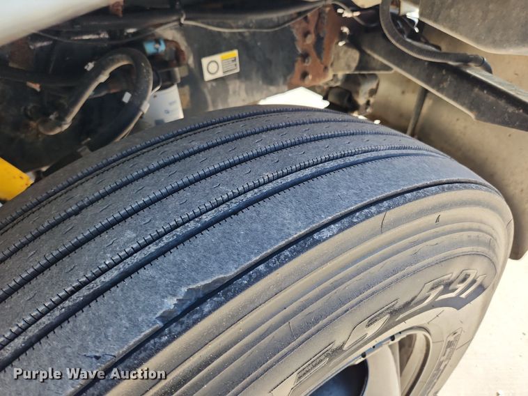 image for item MW9662 2005 Peterbilt 335  flatbed truck