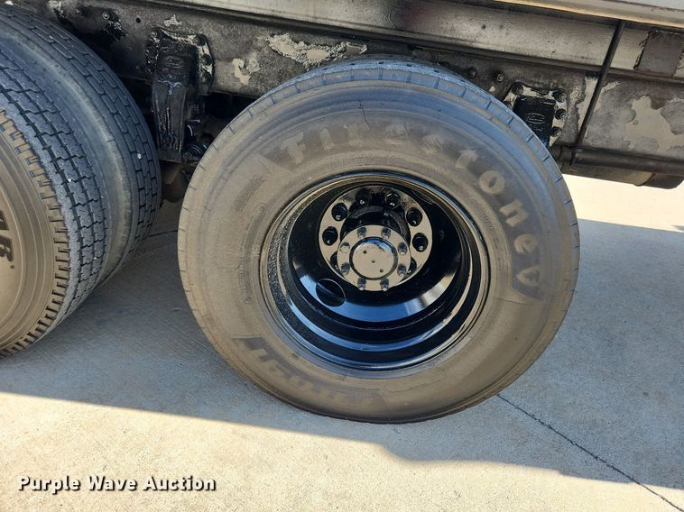 image for item MW9662 2005 Peterbilt 335  flatbed truck