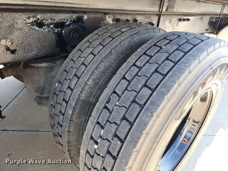 image for item MW9662 2005 Peterbilt 335  flatbed truck