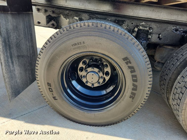 image for item MW9662 2005 Peterbilt 335  flatbed truck