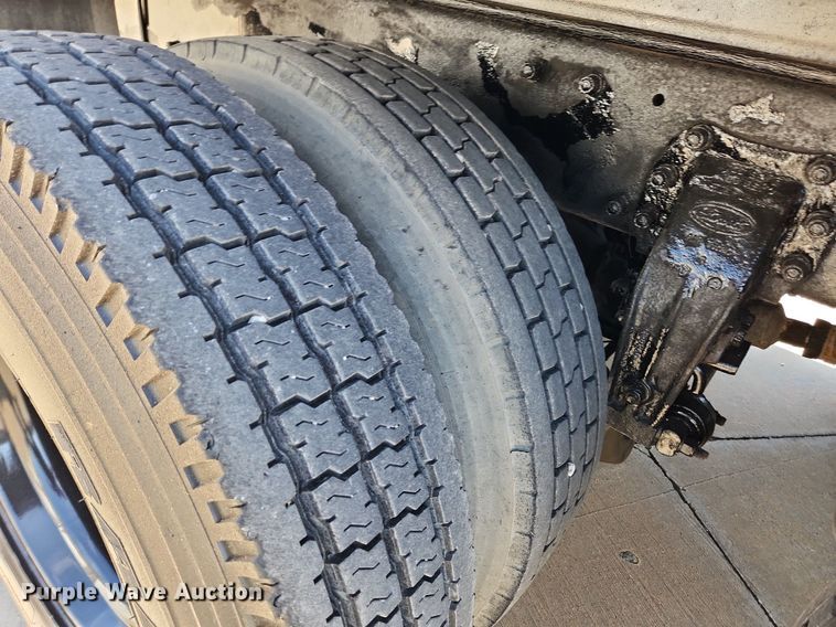 image for item MW9662 2005 Peterbilt 335  flatbed truck