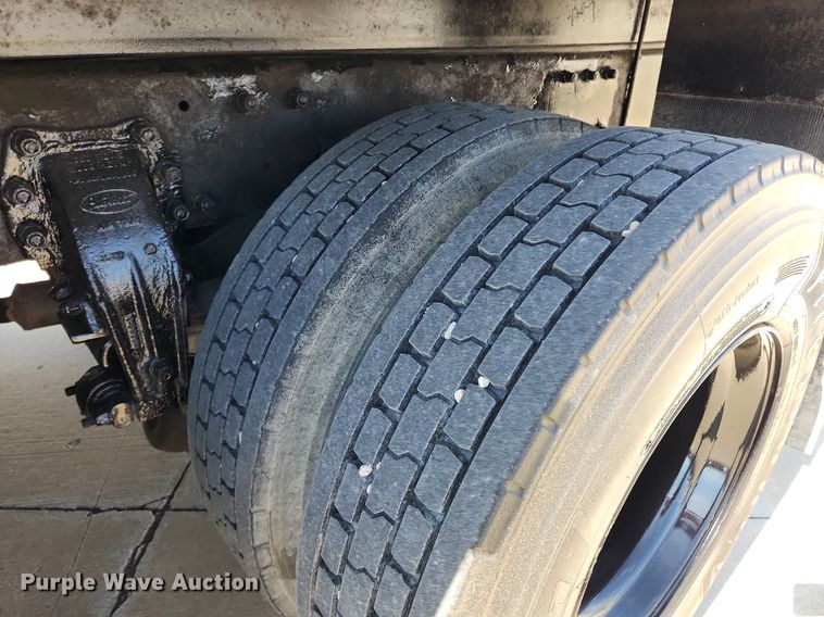 image for item MW9662 2005 Peterbilt 335  flatbed truck