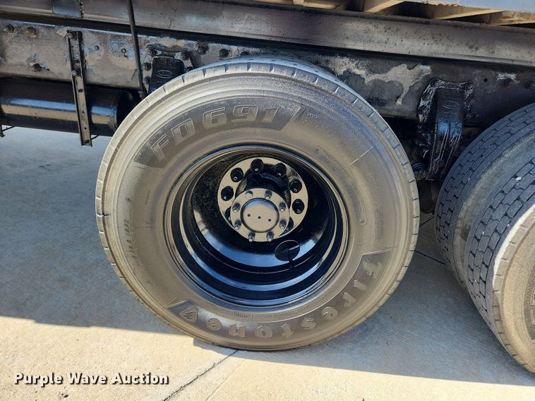 image for item MW9662 2005 Peterbilt 335  flatbed truck