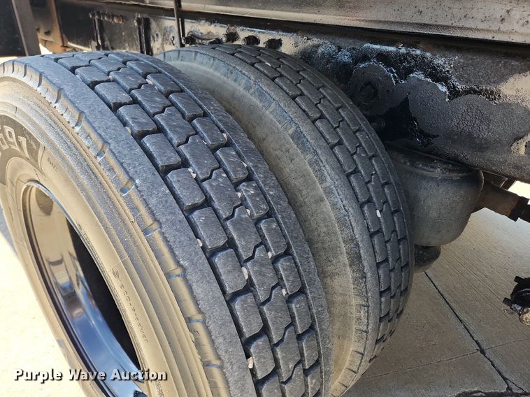 image for item MW9662 2005 Peterbilt 335  flatbed truck