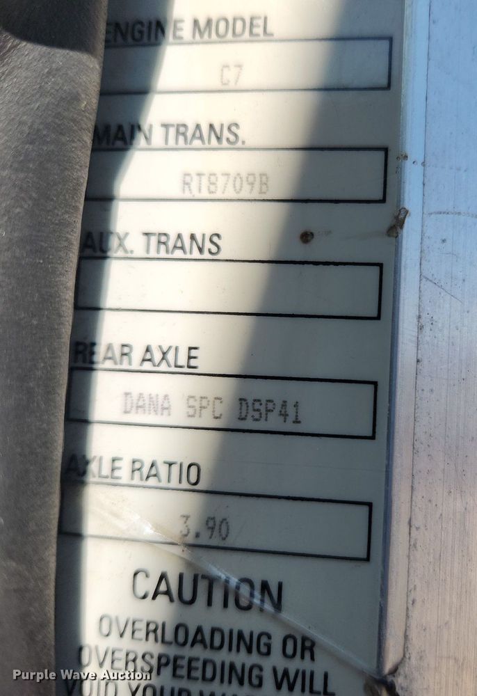 image for item MW9662 2005 Peterbilt 335  flatbed truck