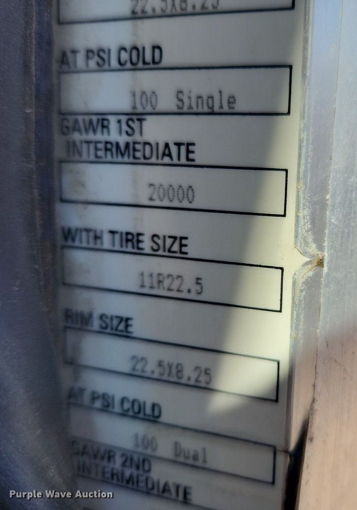 image for item MW9662 2005 Peterbilt 335  flatbed truck