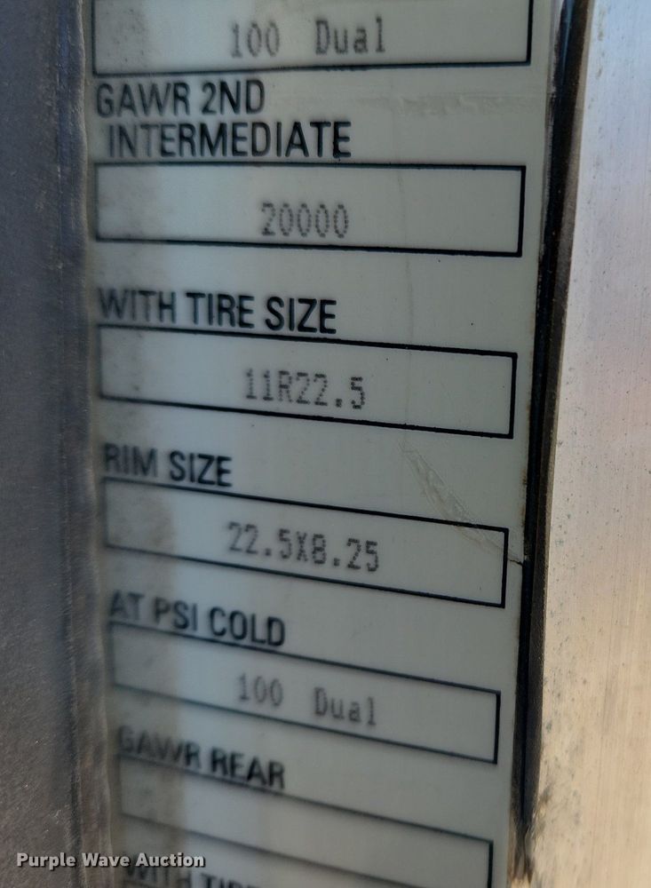 image for item MW9662 2005 Peterbilt 335  flatbed truck