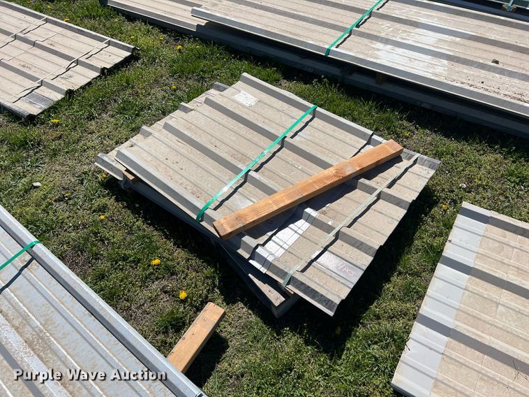 image for item MY9669 Approximately 408 pieces of steel siding/roofing