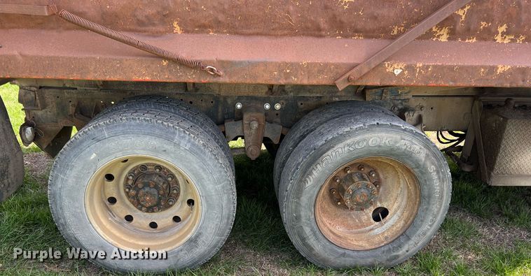 image for item MY9679 1988 Kenworth T800  dump truck