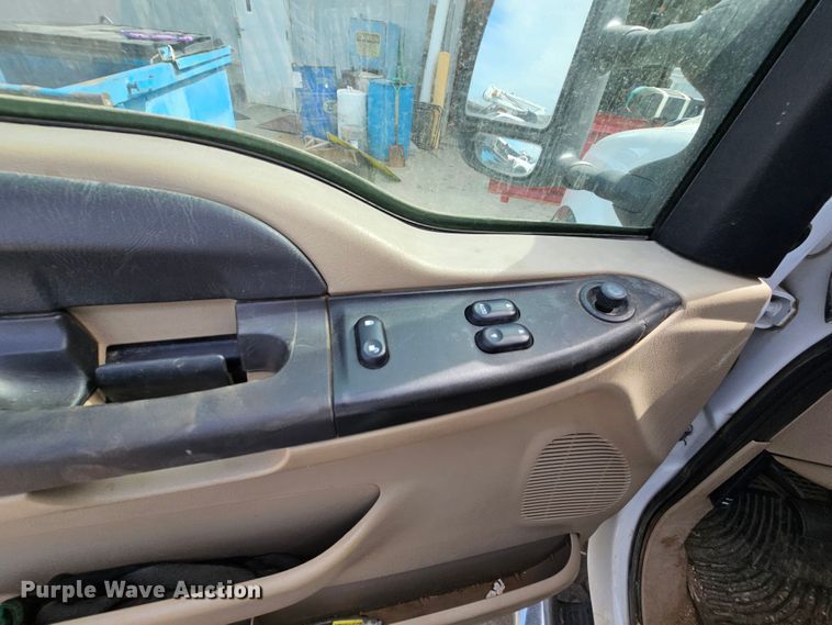 image for item DK1770 2006 Ford F350 Super Duty XLT  flatbed pickup truck