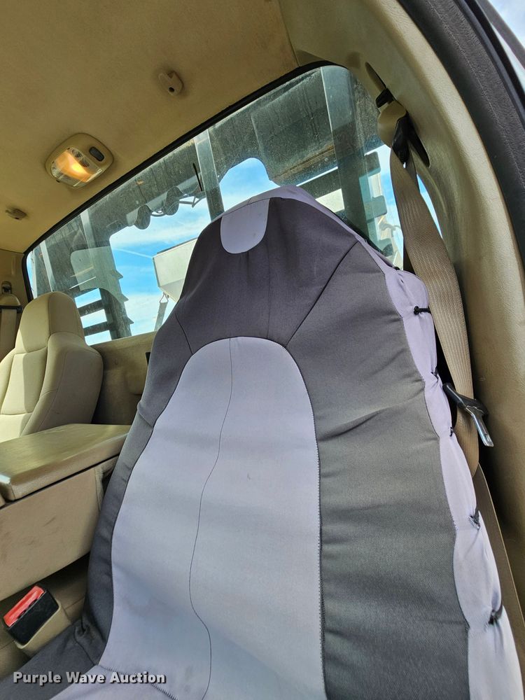 image for item DK1770 2006 Ford F350 Super Duty XLT  flatbed pickup truck