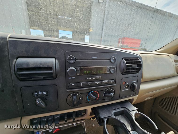 image for item DK1770 2006 Ford F350 Super Duty XLT  flatbed pickup truck