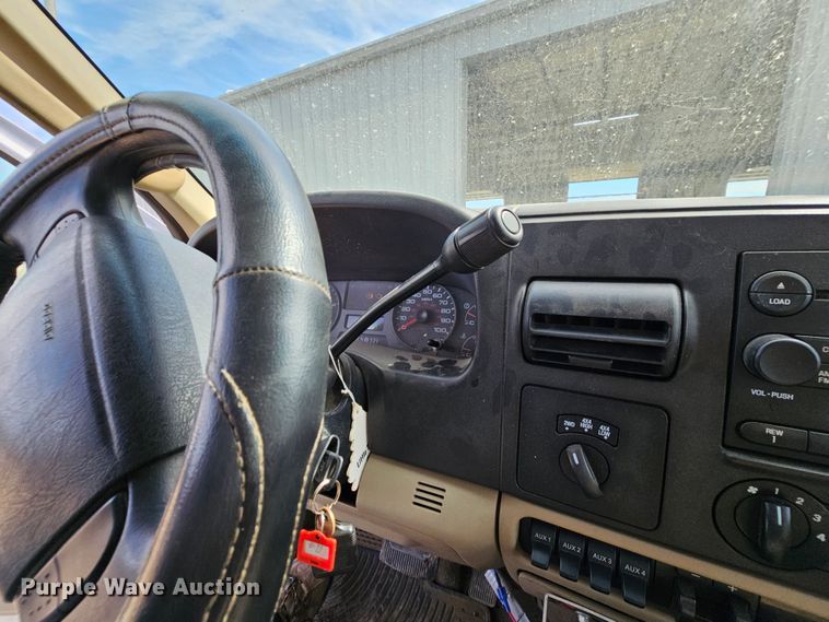 image for item DK1770 2006 Ford F350 Super Duty XLT  flatbed pickup truck