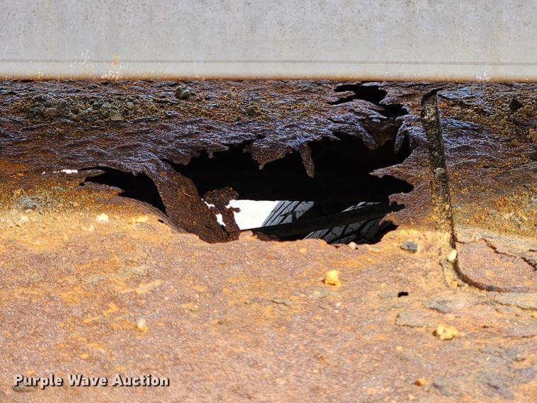 image for item DK1770 2006 Ford F350 Super Duty XLT  flatbed pickup truck