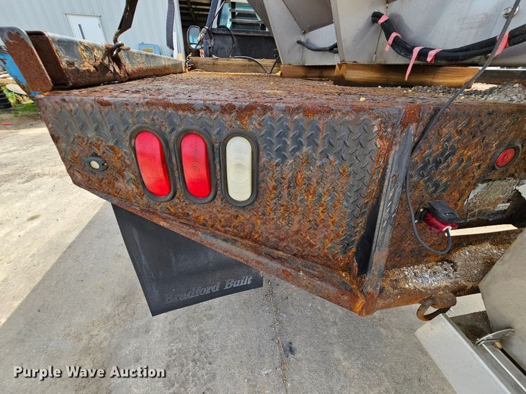 image for item DK1770 2006 Ford F350 Super Duty XLT  flatbed pickup truck