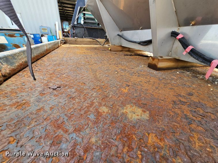 image for item DK1770 2006 Ford F350 Super Duty XLT  flatbed pickup truck