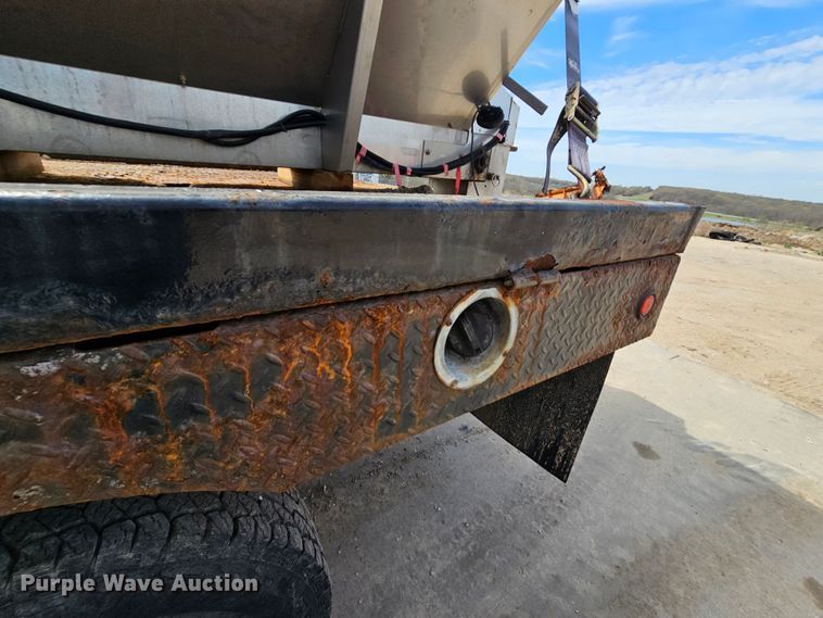 image for item DK1770 2006 Ford F350 Super Duty XLT  flatbed pickup truck