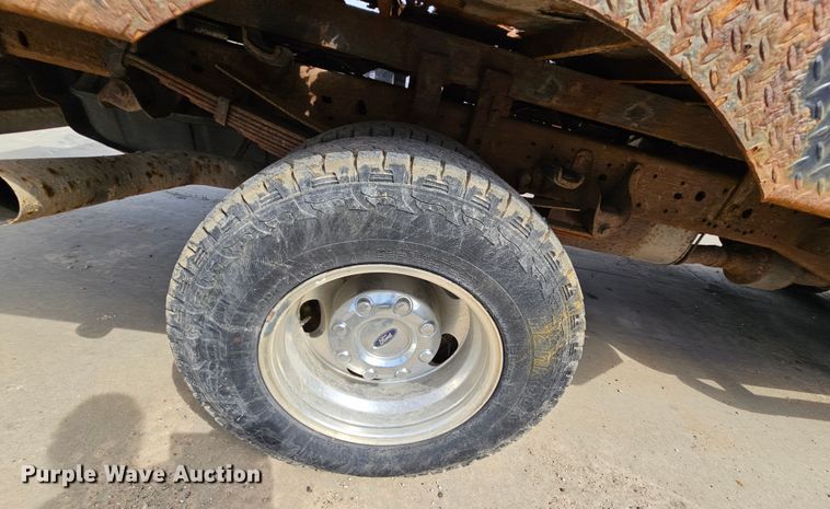 image for item DK1770 2006 Ford F350 Super Duty XLT  flatbed pickup truck