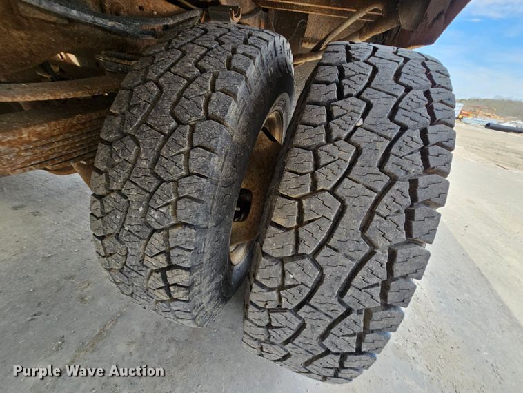 image for item DK1770 2006 Ford F350 Super Duty XLT  flatbed pickup truck