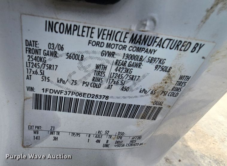 image for item DK1770 2006 Ford F350 Super Duty XLT  flatbed pickup truck