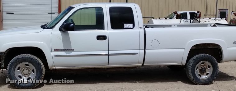 image for item DN6399 2004 GMC Sierra 2500HD  Ext. Cab pickup truck