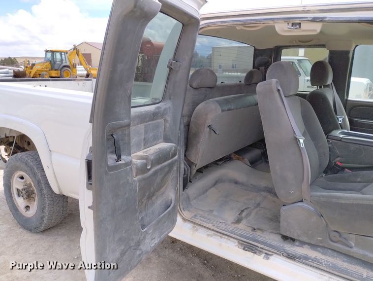 image for item DN6399 2004 GMC Sierra 2500HD  Ext. Cab pickup truck