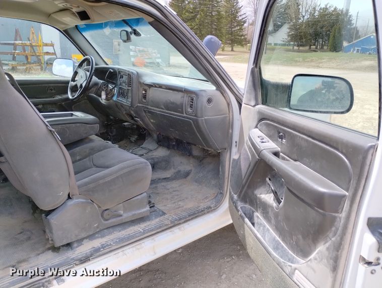 image for item DN6399 2004 GMC Sierra 2500HD  Ext. Cab pickup truck