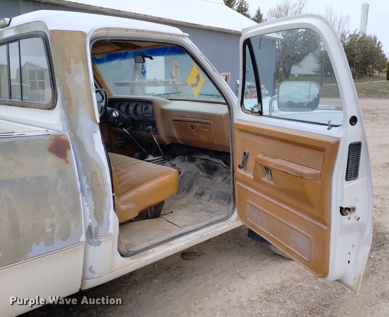 image for item DN6400 1992 Dodge Ram 150  pickup truck