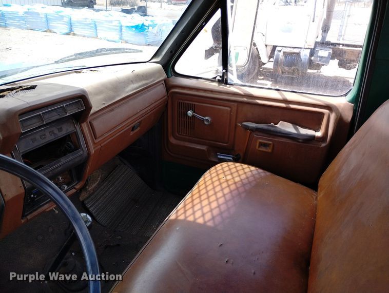 image for item DN6410 1981 Ford F700  bucket truck