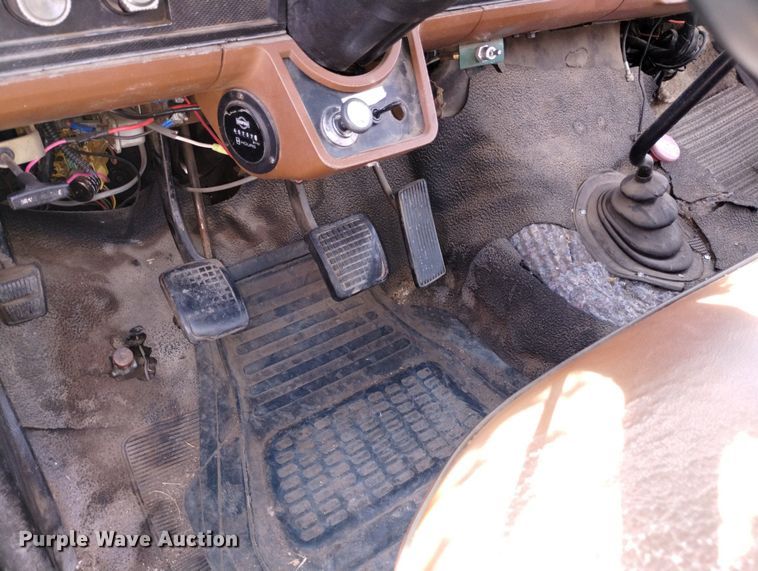 image for item DN6410 1981 Ford F700  bucket truck