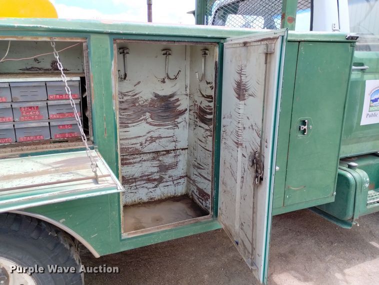 image for item DN6410 1981 Ford F700  bucket truck