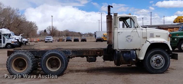 image for item DN6411 1972 GMC 9500  truck cab and chassis