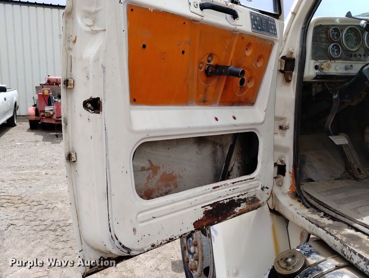 image for item DN6411 1972 GMC 9500  truck cab and chassis