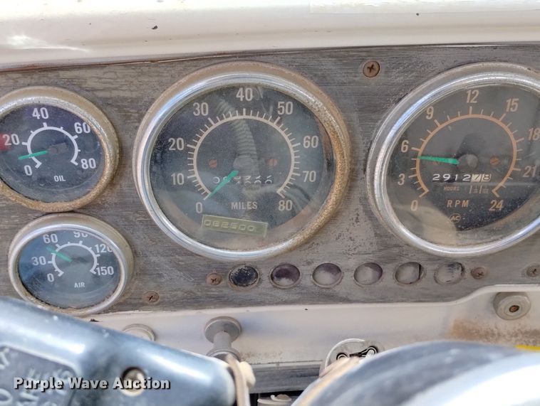 image for item DN6411 1972 GMC 9500  truck cab and chassis