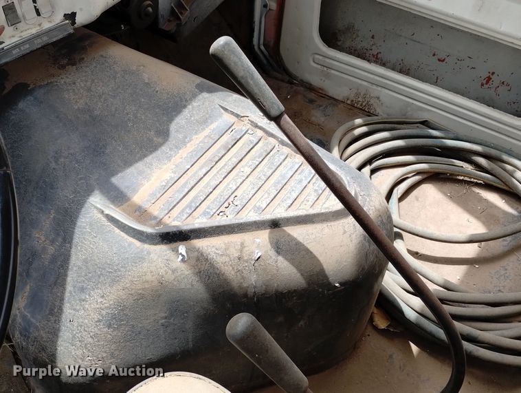 image for item DN6411 1972 GMC 9500  truck cab and chassis