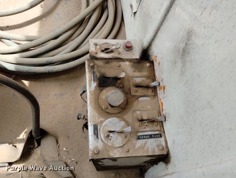 image for item DN6411 1972 GMC 9500  truck cab and chassis