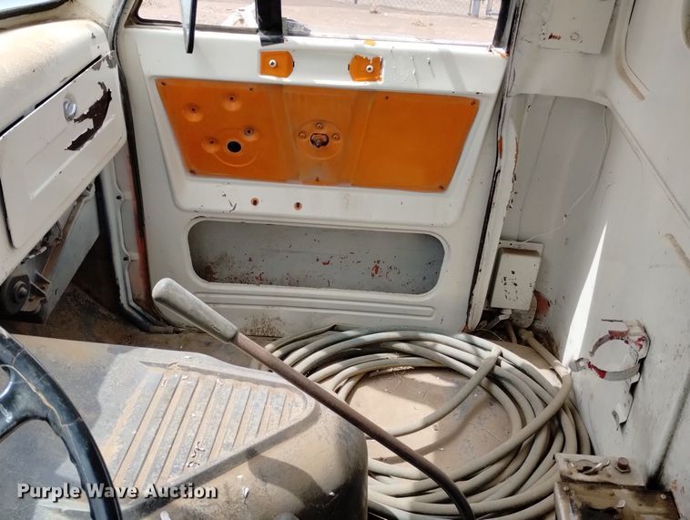 image for item DN6411 1972 GMC 9500  truck cab and chassis