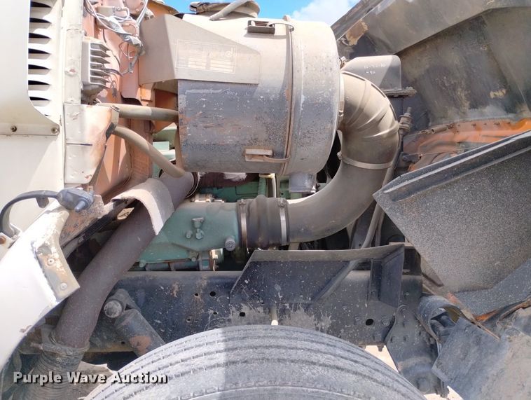 image for item DN6411 1972 GMC 9500  truck cab and chassis