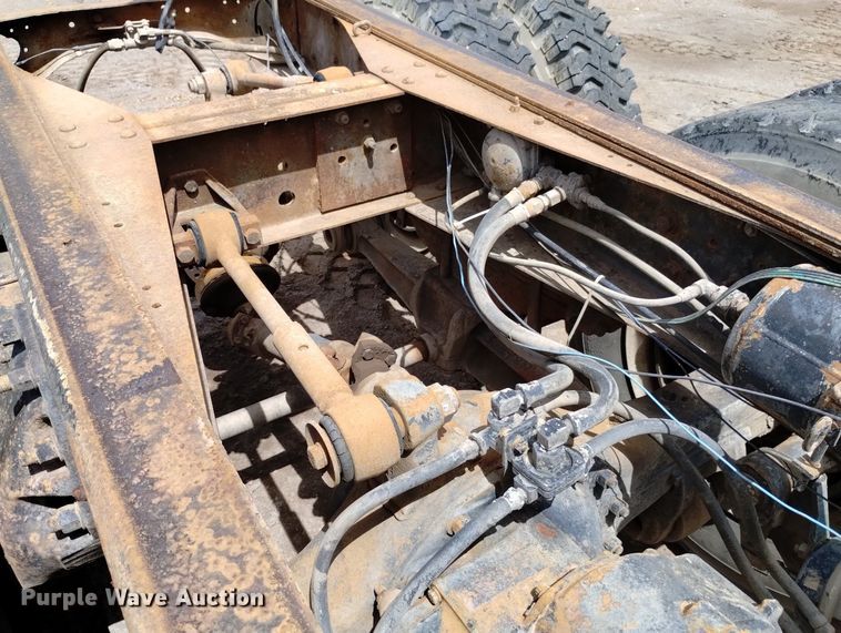 image for item DN6411 1972 GMC 9500  truck cab and chassis