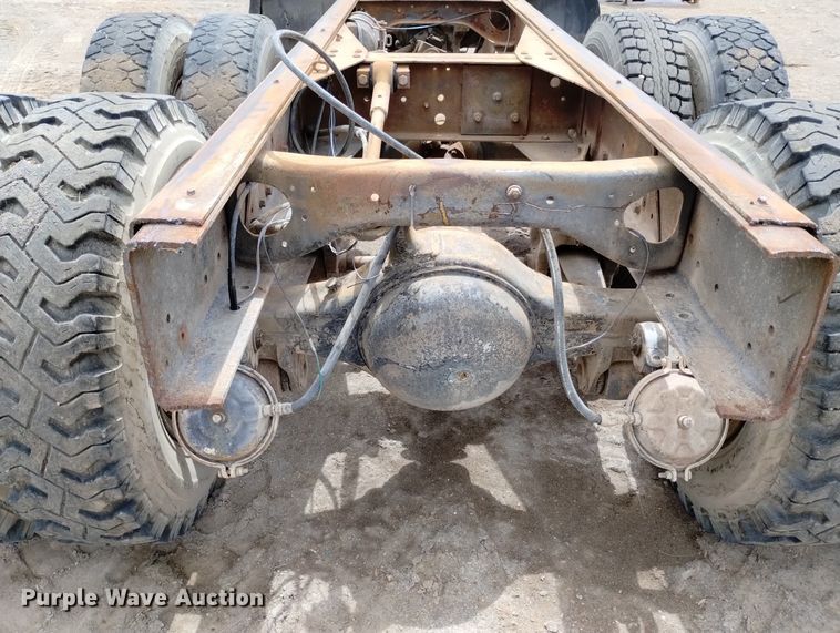 image for item DN6411 1972 GMC 9500  truck cab and chassis