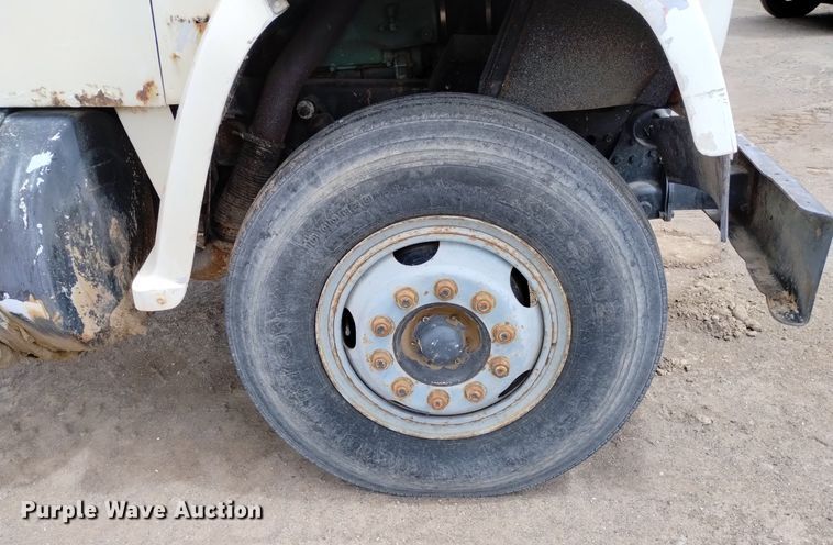 image for item DN6411 1972 GMC 9500  truck cab and chassis