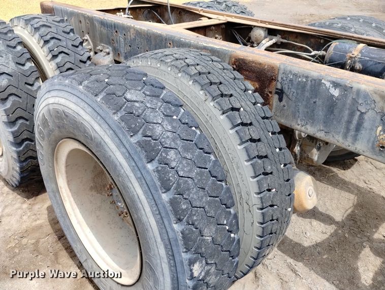 image for item DN6411 1972 GMC 9500  truck cab and chassis